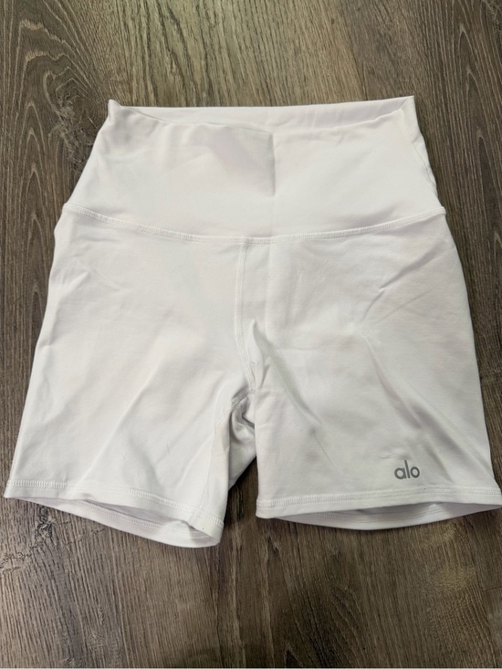 ALO Yoga Pants - Alo Yoga 5” Airbrush High-Waist Biker Shorts White Size S